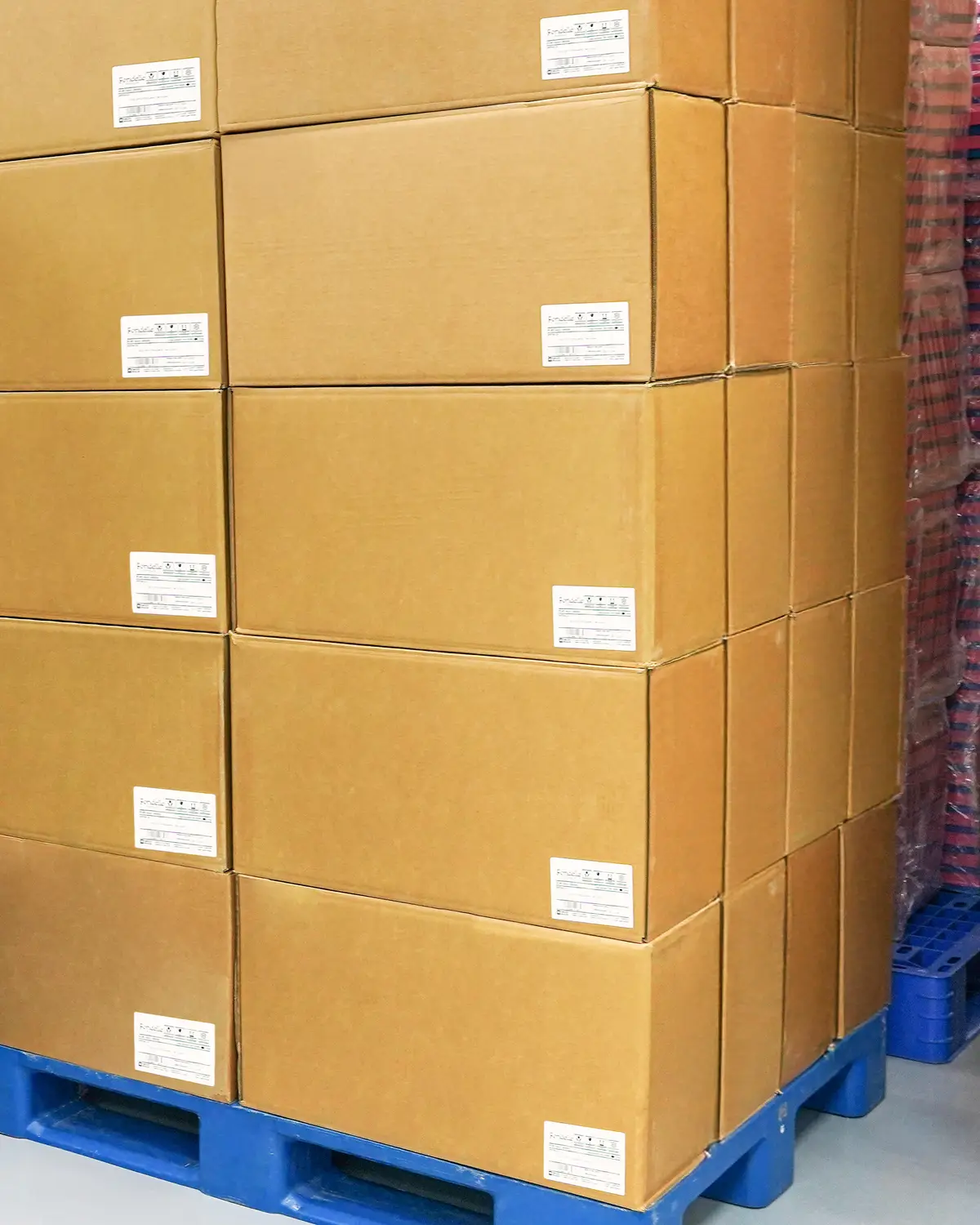 Cartons empilés sur une palette prêts à expédier